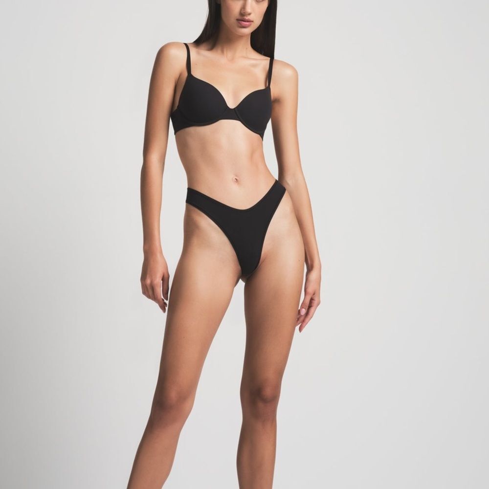 SKIMS FITS EVERYBODY DIPPED FRONT THONG ONYX (BLACK)LARGE New With Tags